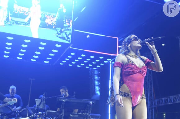 Anitta se vestiu em homenagem a Tieta na apresentação em Salvador