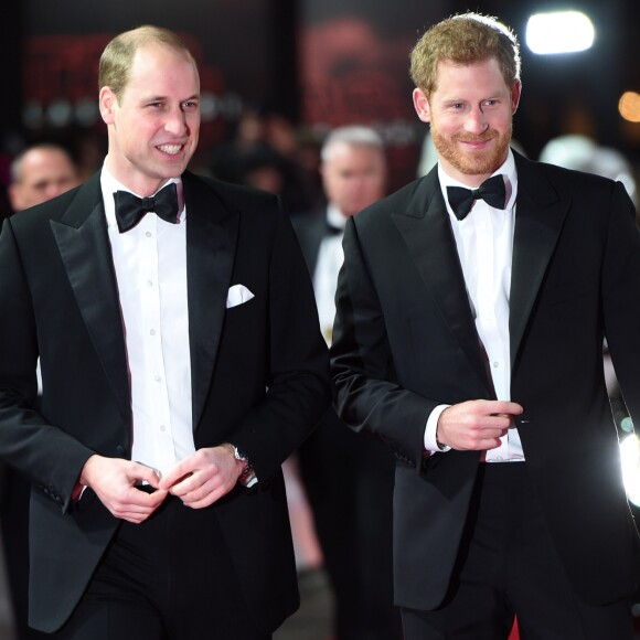 Príncipe William é o próximo na linha de sucessão ao trono britânico, enquanto Príncipe Harry é o quinto