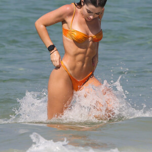 Jade Picon exibiu corpo sarado em dia de praia