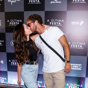 Larissa Manoela e André Luiz Frambach trocaram beijos na pré-estreia do filme 'A Última Festa'