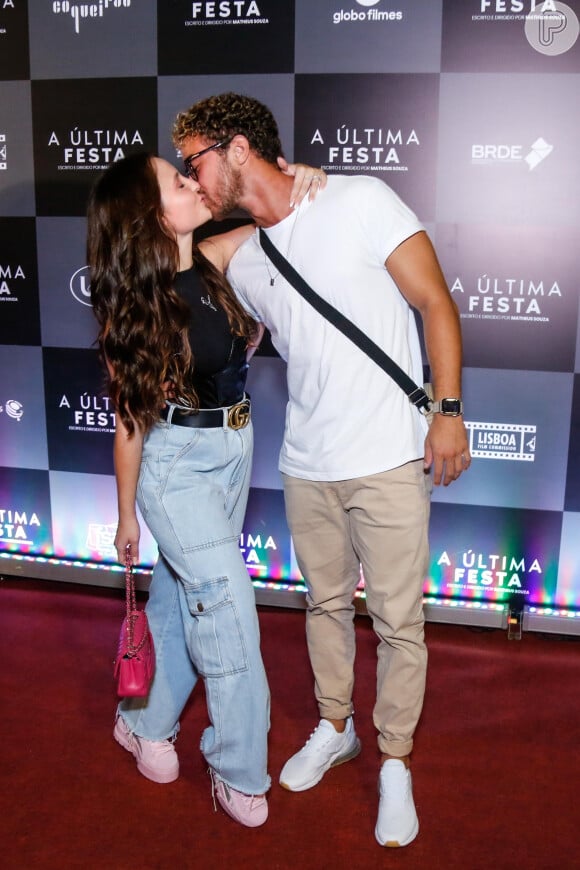 Larissa Manoela e André Luiz Frambach trocaram beijos na pré-estreia do filme 'A Última Festa'