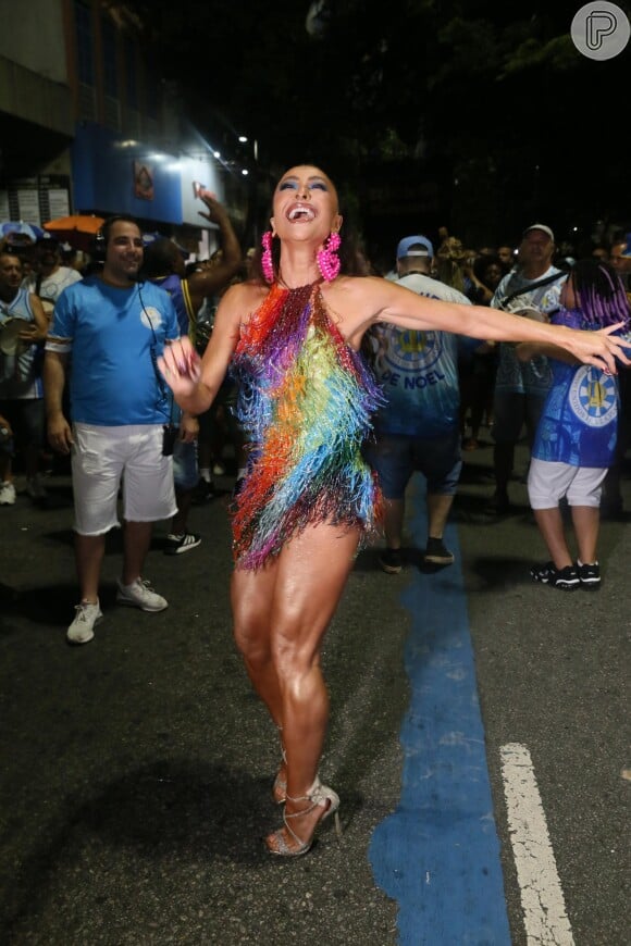 Vestido de Sabrina Sato roubou a cena em ensaio de carnaval na rua nesta quarta-feira 18 de janeiro de 2023