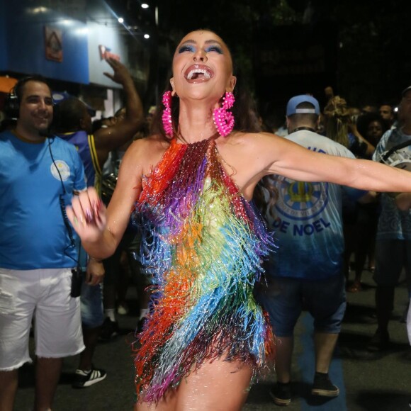 Vestido de Sabrina Sato roubou a cena em ensaio de carnaval na rua nesta quarta-feira 18 de janeiro de 2023