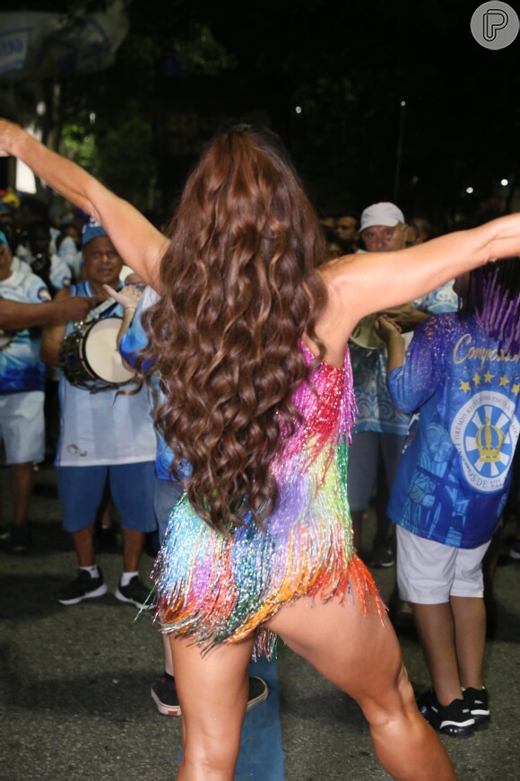 Sabrina Sato roubou a cena durante ensaio de rua da Vila Isabel para o carnaval 2023