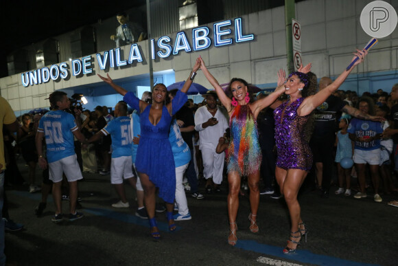 Sabrina Sato posou com integrantes da Vila Isabel durante ensaio de rua para o carnaval 2023