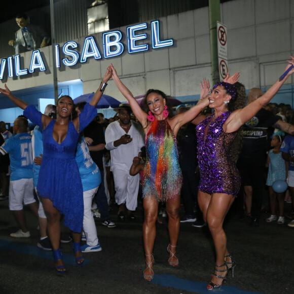 Sabrina Sato posou com integrantes da Vila Isabel durante ensaio de rua para o carnaval 2023