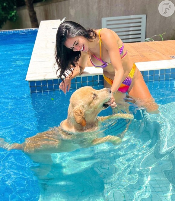 Bruna Biancardi posou ao lado do cachorro na piscina