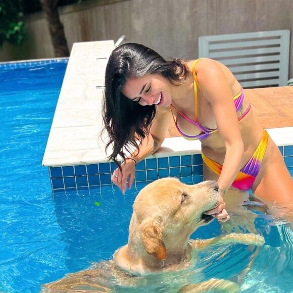 Bruna Biancardi posou ao lado do cachorro na piscina