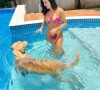 Bruna Biancardi usa biquíni com decote generoso em piscina