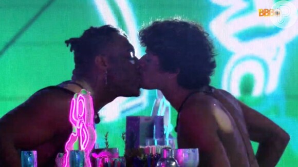 BBB 23: Fredo Nicácio e Gabriel Santana trocaram beijos durante a primeira festa da edição
