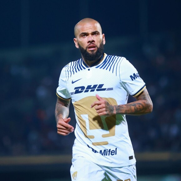 Daniel Alves está abalado e quieto na prisão