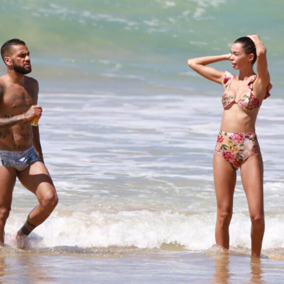 Daniel Alves com a mulher, Joana Sanz, em praia do Rio de Janeiro em foto de arquivo