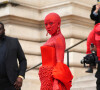 Paris Fashion Week: Doja Cat usou mais de 30 mil cristais aplicados na pele
