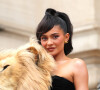 Na Paris Fashion Week, Kylie Jenner usou um dos looks com cabeça sintética de animal