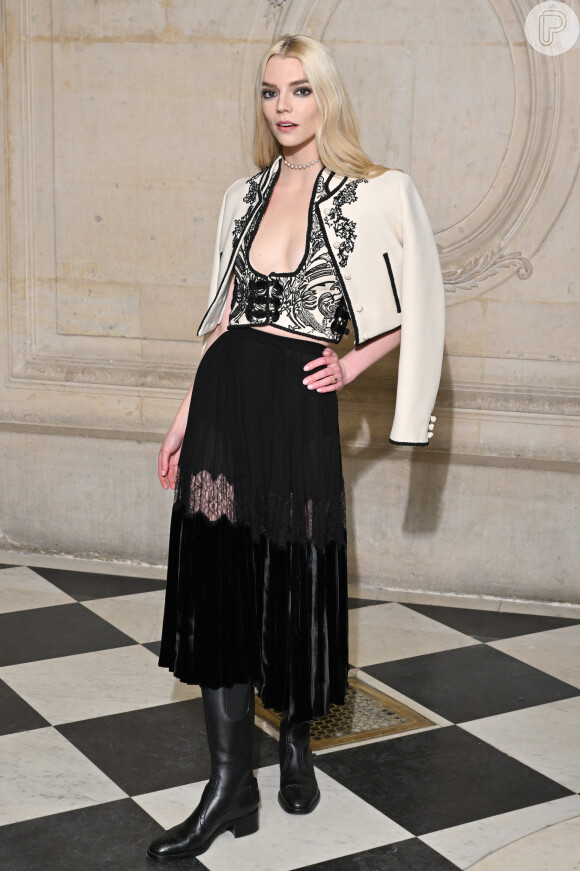 Paris Fashion Week: Anya Taylor-Joy foi outra famosa que marcou presença no desfile da Schiaparelli
