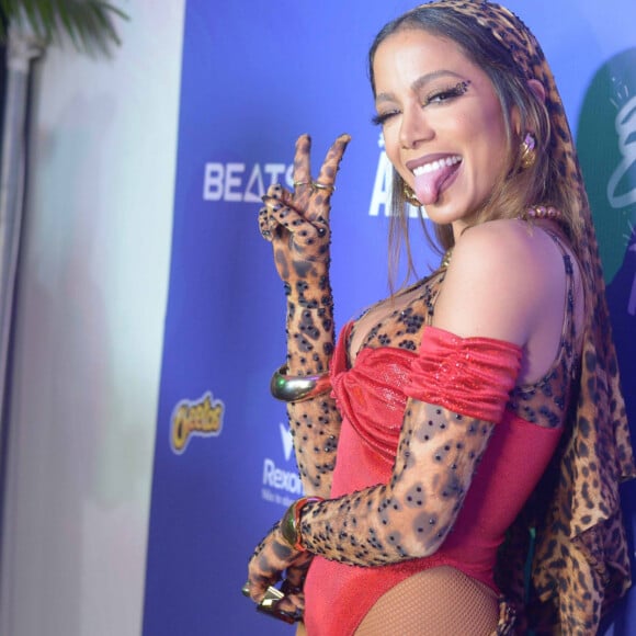 Anitta se mudou para casa que tem 4 quartos, churrasqueira, mezanino, cascata