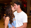 Giovanna Lancellotti e o namorado, Gabriel David, se beijaram na pré-estreia do filme 'Desapega!' em 25 de janeiro de 2023 em shopping do Rio de Janeiro