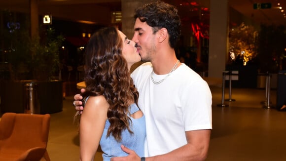 Giovanna Lancellotti beija namorado, Gabriel David, em pré-estreia de filme com Maisa Silva. Fotos