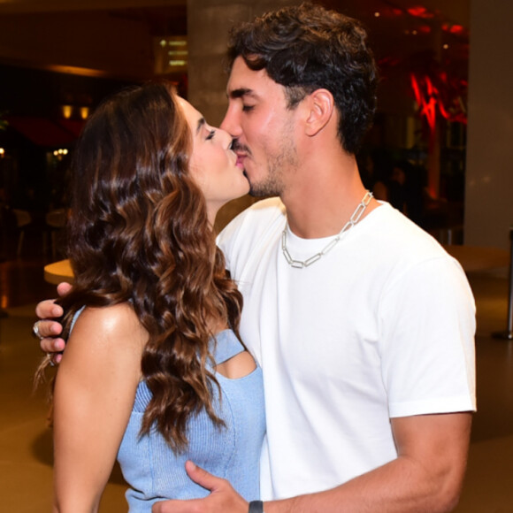 Giovanna Lancellotti e o namorado, Gabriel David, se beijaram na pré-estreia do filme 'Desapega!' em 25 de janeiro de 2023 em shopping do Rio de Janeiro