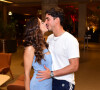 Giovanna Lancellotti deu beijo no namorado, Gabriel David, durante pré-estreia de filme no Rio de Janeiro