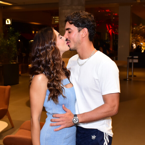 Giovanna Lancellotti deu beijo no namorado, Gabriel David, durante pré-estreia de filme no Rio de Janeiro