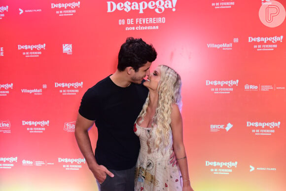 Ricky Tavares e a namorada, a influenciadora Carol Bresolin, também foram ao lançamento do filme 'Desapega!'