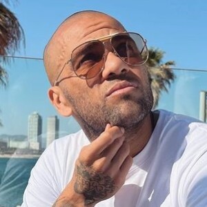 Daniel Alves foi acusado de atrair jovem de 23 anos para o banheiro de uma boate no fim de 2022