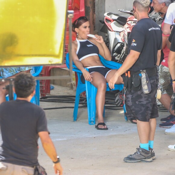 Anitta gravou o clipe em uma favela do Rio