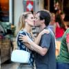 Carolina Dieckmann e Tiago Worcman se beijam