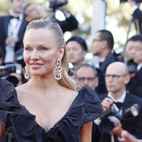 Pamela Anderson: 'Notei porque quando você vê seu namorado lavando o pênis na pia, é sinal de que provavelmente ele está tendo um caso'