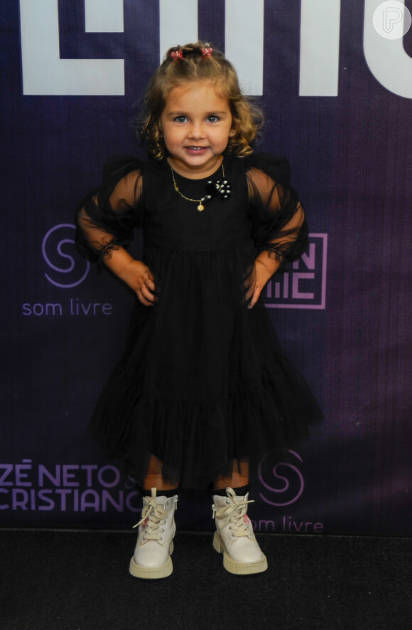 Filha caçula de Zé Neto e Natália Fonseca, Angelina, de 2 anos, mostrou ser uma 'mini-fashionista' na gravação de DVD do pai