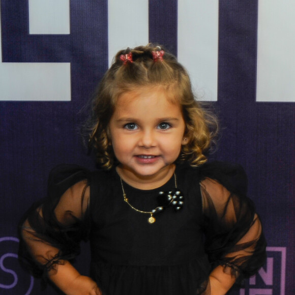 Filha caçula de Zé Neto e Natália Fonseca, Angelina, de 2 anos, mostrou ser uma 'mini-fashionista' na gravação de DVD do pai