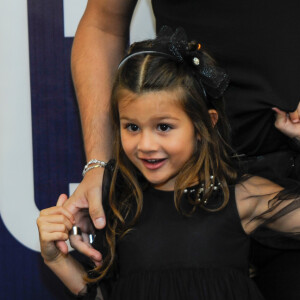 Filha de Cristiano e Paula Vaccari, Pietra, de 5 anos, usou um look semelhante ao de Angelina: vestidinho preto com transparência nas mangas