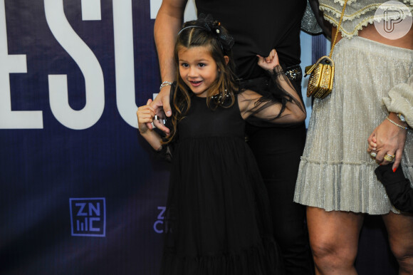 Filha de Cristiano e Paula Vaccari, Pietra, de 5 anos, usou um look semelhante ao de Angelina: vestidinho preto com transparência nas mangas