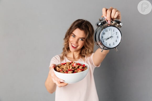 Nutricionista explica que dormir poucas horas torna mais fácil o consumo de alimentos calóricos e gordurosos, além de te deixar cansada e sem vontade de fazer atividade física