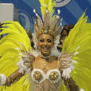 Sheron Menezzes usou look poderoso como rainha de bateria da Portela em 2011