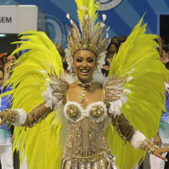 Sheron Menezzes usou look poderoso como rainha de bateria da Portela em 2011