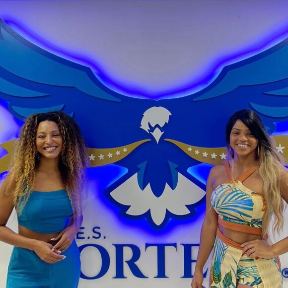 Sheron Menezzes posa com a rainha de bateria da Portela, Bianca Monteiro