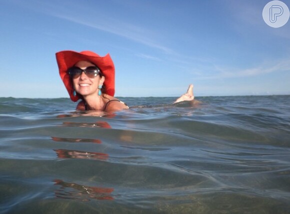 Já solteira, Ana Paula Padrão passou a virada do ano em Alagoas, em São José dos Milagres, onde postou uma foto no mar: 'Tem que acabar?'