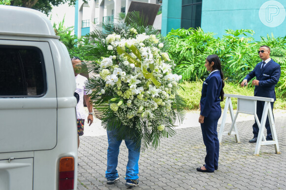 Angélica e Luciano Huck enviaram coroa de flores para o velório de Gloria Maria
