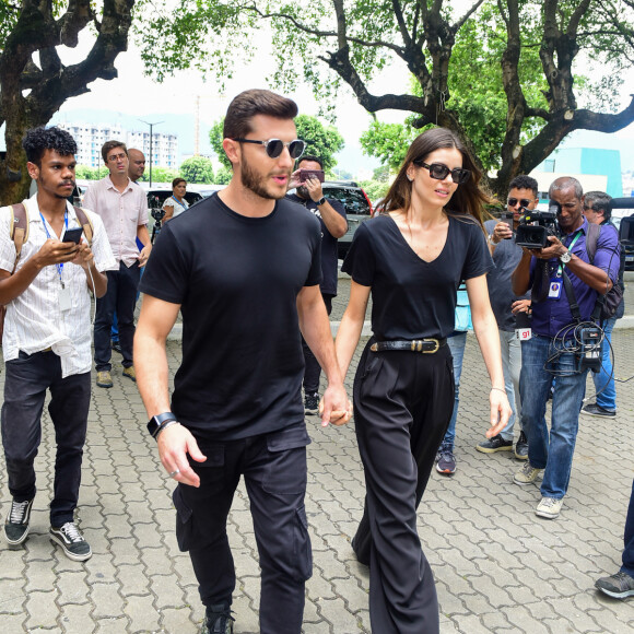 Camila Queiroz e Klebber Toledo prestaram as últimas homenagens para Gloria Maria
