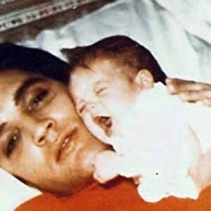 Mãe de Lisa Marie Presley luta na Justiça para tomar conta do dinheiro das netas