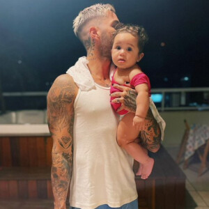 Gui Araújo posou com filha da namorada, Karoline Lima, e internautas reagiram