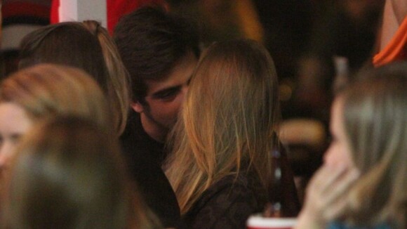 Bernardo Mesquita, do 'TV Xuxa', beija a ex-Rebelde Carla Diaz em restaurante