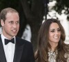 Príncipe William e Kate Middleton devem ficar mais próximos fisicamente dos súditos, interagir com eles e até trocar abraços