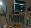 Ari (Chay Suede) visita Guerra (Humberto Martins) no hospital se fazendo de bom moço, na novela 'Travessia'