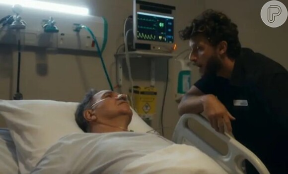 Ari (Chay Suede) visita Guerra (Humberto Martins) no hospital se fazendo de bom moço, na novela 'Travessia'