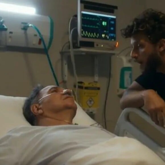 Ari (Chay Suede) visita Guerra (Humberto Martins) no hospital se fazendo de bom moço, na novela 'Travessia'