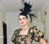 Camila Queiroz usou acessório de cabeça elegante para o Baile da Vogue