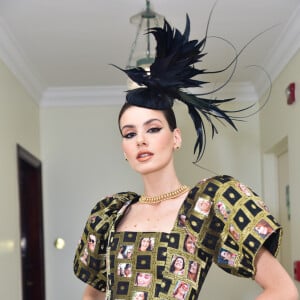 Camila Queiroz usou acessório de cabeça elegante para o Baile da Vogue